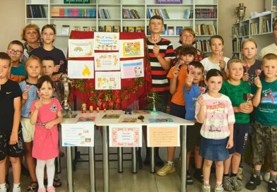 Красное коромысло над рекой повисло